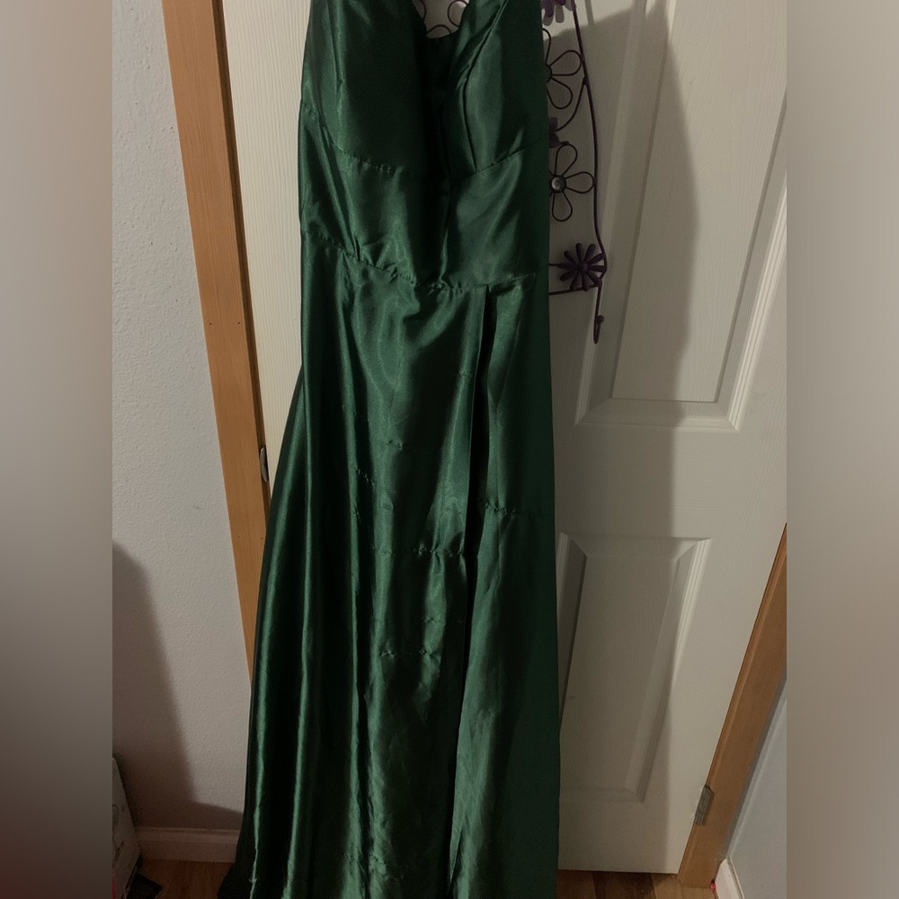16w with a lace lup back and it has pockets